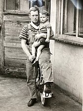 Tomas und Tankwart Gerhard Wendel